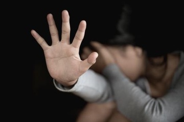 Nghi ong lao xam hai tinh duc be gai nha hang xom hinh anh