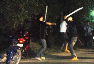 Nam thanh nien bi nhom nguoi la chan xe, dam tu vong hinh anh