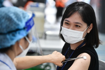 TP.HCM da phu gan 100% vaccine mui 1 cho nguoi tren 18 tuoi hinh anh