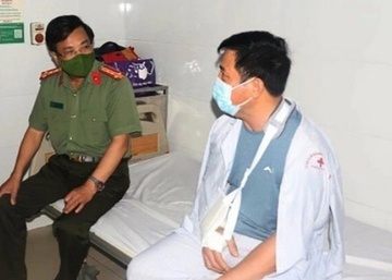 Trung ta cong an gay tay vi bi doi tuong nghien ma tuy tan cong hinh anh