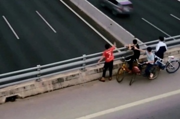 Bat nhom ra gay 11 vu nem da vao oto tren quoc lo hinh anh