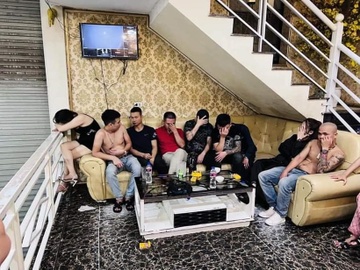 44 nam nu bay lac trong quan karaoke Heaven hinh anh
