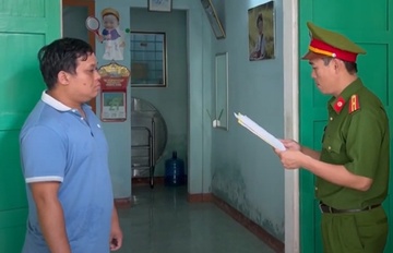Bat giam cuu nhan vien ngan hang lua dao 10 ty dong hinh anh