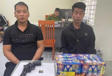 Bo chay duoc 300 m, 2 nghi pham co sung bi cong an tom gon hinh anh