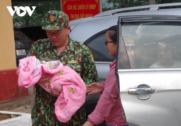 Bat giu nhom mua ban tre em hinh anh