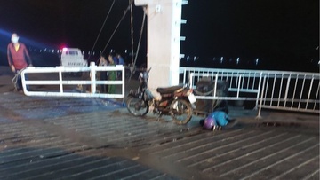 Bi lay xe may, 2 anh em chem tu vong nguoi dan ong ngay tren pha hinh anh