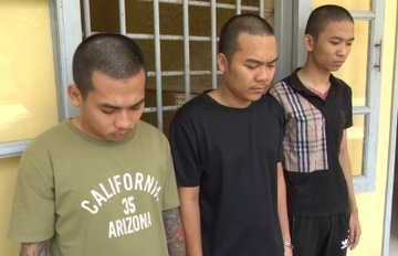 Chu no cung ban bat nguoi vay tien ve nha hinh anh