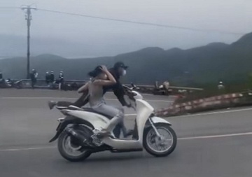 Vo chong 'lam xiec' tren deo Hai Van lanh an hinh anh