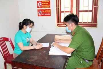 Nguoi phu nu cam dau duong day lo de hang tram trieu dong hinh anh