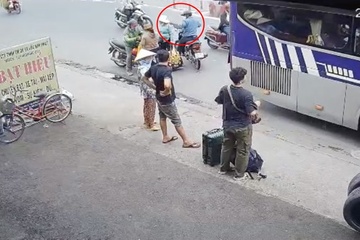 Nam thanh nien giat day chuyen giua pho dong nguoi hinh anh