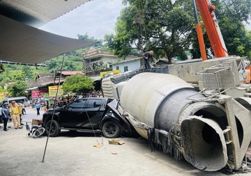 Noi dau nguoi o lai vu lat xe bon, ca gia dinh tu vong hinh anh