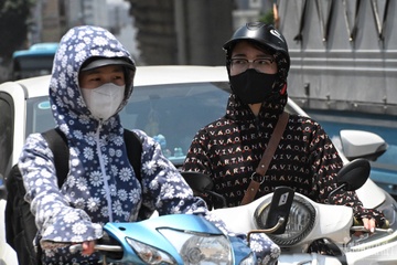 Mien Bac nang rat, toi mua to nhieu noi hinh anh