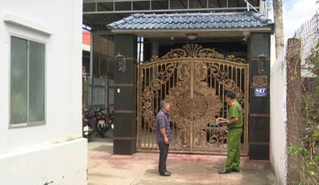 Tiem banh bi nem dau nhot tron mam tom vi chong cu vay no hinh anh