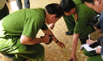 Bat tam giam nguoi dan ong sat hai ban gai tai nha nghi hinh anh