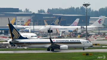 Chien dau co Singapore ho tong mot may bay toi Changi hinh anh