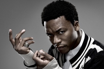 Lupe Fiasco tuc gian vi bi nem ca chua khi dang bieu dien hinh anh