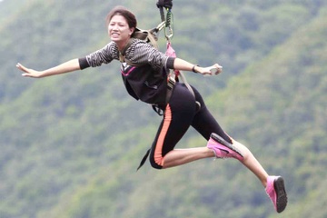 Trang Tran bay nhu Thuy thu mat trang tren khong hinh anh
