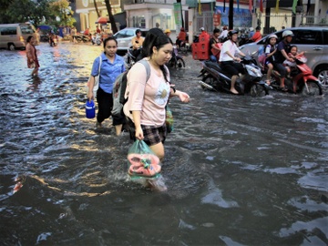 Sai Gon mua chuyen mua, nhieu tuyen duong bi ngap hinh anh