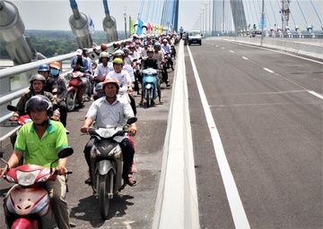 Cau Vam Cong thong xe, noi lien Dong Thap voi Can Tho hinh anh