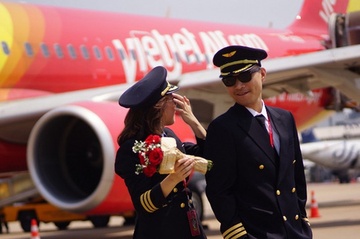 Dau hoi ve chat luong phi cong sau hang loat su co cua VietJet hinh anh