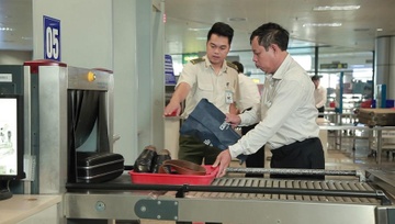 Lien tuc phat hien ke trom 'doi lot' khach di may bay hinh anh