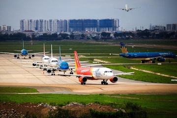 Noi Bai, Tan Son Nhat sua duong bang, may bay xep hang cho cat canh hinh anh