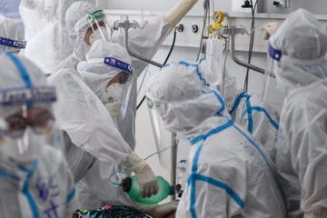 2 nguoi dung chung 1 may ECMO - sang kien cuu benh nhan nang hinh anh