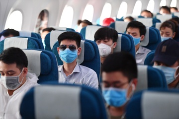 Nguoi dan da tiem vaccine duoc di may bay, tau hoa hinh anh