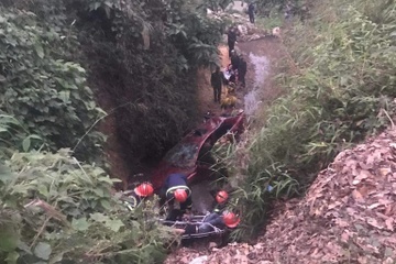 Oto cho 3 nguoi roi xuong khe suoi 15 tieng khong ai biet hinh anh