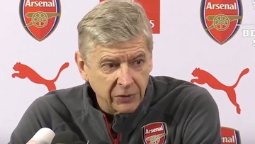 HLV Wenger chi trich trong tai vi lien tiep mac sai lam hinh anh