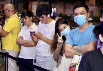 Di xa, cho doi de nhan iPhone 14 giua dem hinh anh
