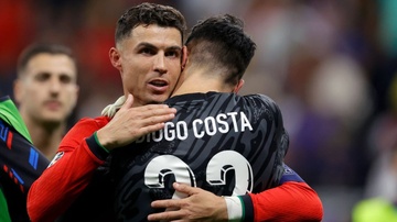 Ronaldo khoc nhung khong phai nguoi duoc quan tam nhat dem qua hinh anh