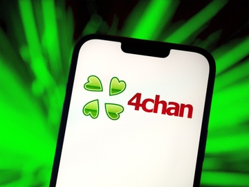 Diễn đàn 'bẩn thỉu nhất thế giới' bị hack bởi một file PDF