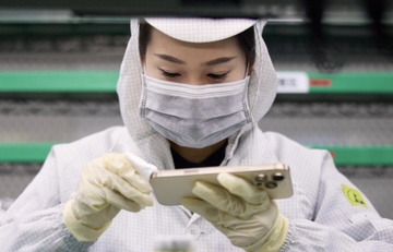 Doi tac Apple ve ra tuong lai AI lap iPhone thay nguoi hinh anh