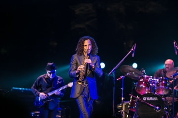 Mon lau chuyen nghiep cua Kenny G hinh anh