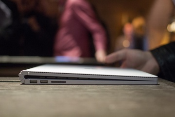 Anh thuc te Surface Book manh gap doi MacBook Pro hinh anh