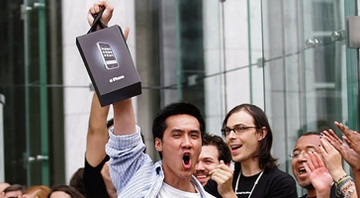 10 nam truoc, the gioi phat cuong vi iPhone ra sao? hinh anh