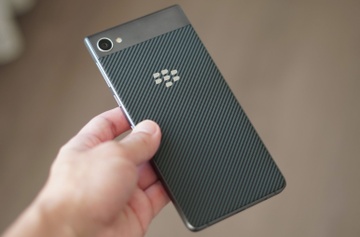 BlackBerry tung smartphone chong nuoc dau tien hinh anh