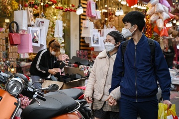 Hoa, qua tang Valentine nam doc via he cho khach hinh anh