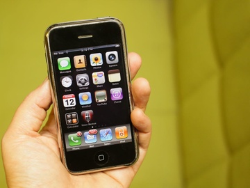 Ban tin dac biet ve ngay len ke iPhone cach day 18 nam hinh anh