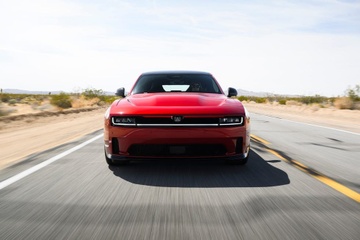 Dodge Charger thuan dien gap loi tu tang toc? hinh anh