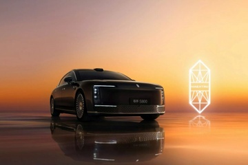 Sedan dien Trung Quoc chot gia hon 98.000 USD, doi thu cua Maybach hinh anh