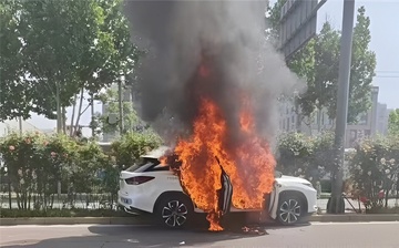 Xe tu lai o Trung Quoc dang di thi phat hoa roi chay rui hinh anh