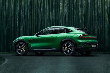 SUV dien Xiaomi YU7 lo noi that, kich thuoc HUD gay chu y hinh anh