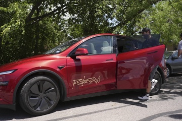 Chuyen xay ra khi muon 'tip' taxi khong nguoi lai cua Tesla hinh anh