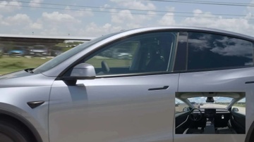 Chiec xe dien Tesla dau tien tu chay den giao cho khach mua hinh anh