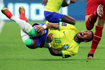 Can 48 gio de xac dinh muc do chan thuong cua Neymar hinh anh