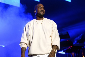 Kanye West uy quyen cho Balenciaga thiet ke ao hinh anh