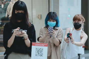 Khach xep hang dai trong ngay Uniqlo TP.HCM mo ban tro lai hinh anh