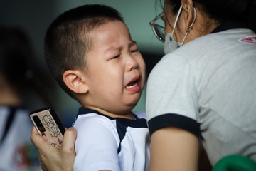 Tre mam non khoc khong roi cha me trong ngay tro lai truong hinh anh